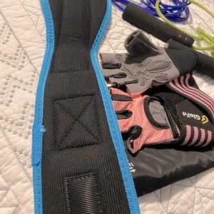 Workout gear - brand new gloves & weight lifting belt plus 2 jump ropes